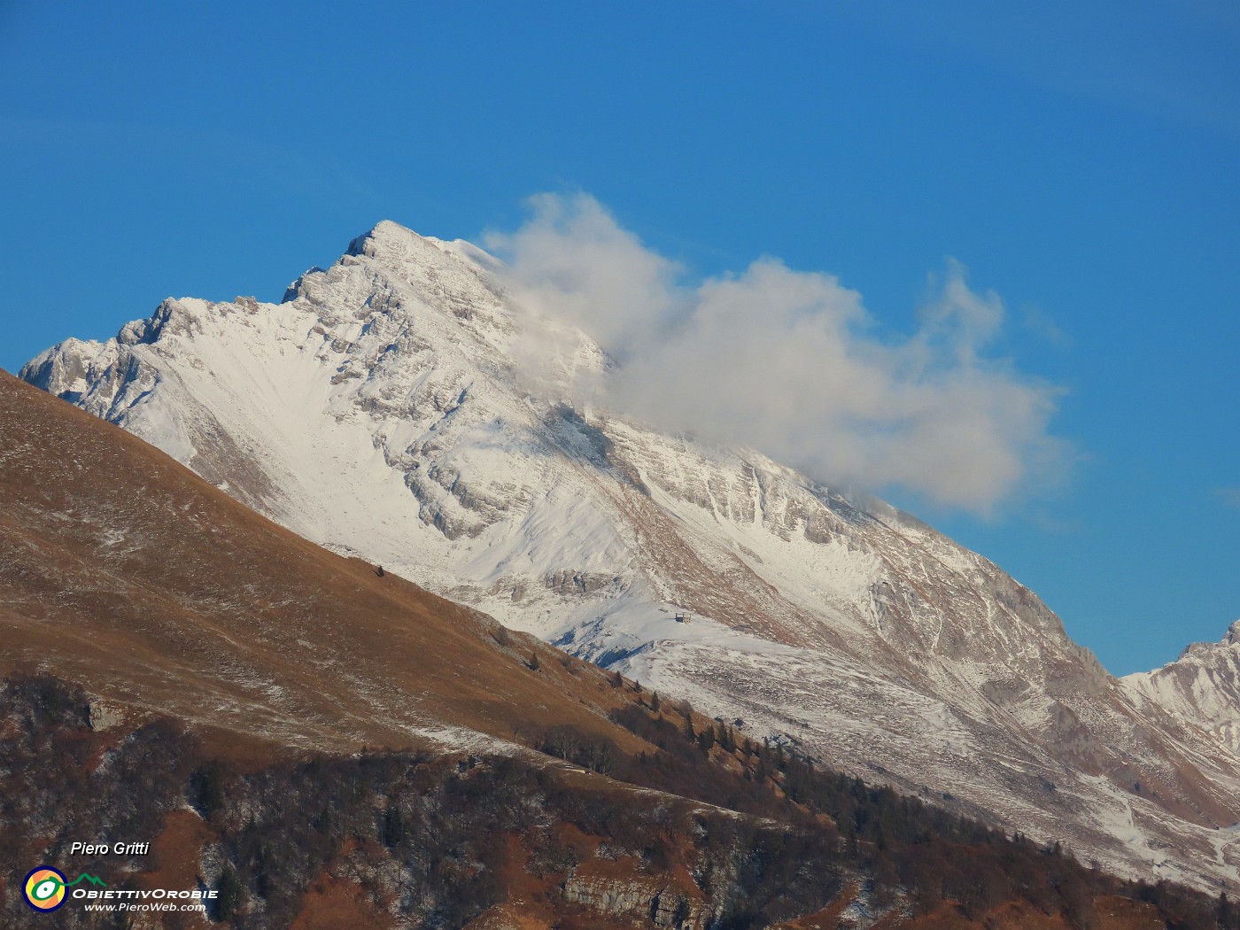 48 Pizzo Arera accarezzato da nuvolette.JPG